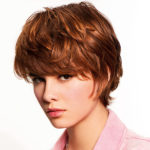 shampooexpert-brooke-3-femme-coupe-courte-couleur-cuivré-coiffage-wavy-balayage-effet-bronzing-500-frange