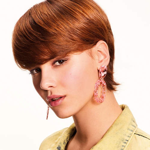 shampooexpert-brooke-5-femme-coupe-courte-couleur-cuivré-coiffage-lisse-balayage-effet-bronzing-500-frange