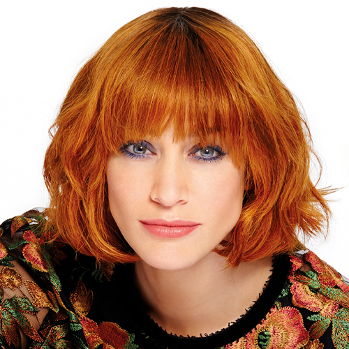 shampooexpert-daisy1-femme-coupe-mi-longue-couleur-cuivré-coiffage-wavy-500-frange