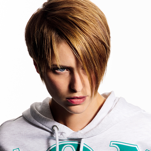 shampooexpert-drew-1-tab-femme-coupe-courte-couleur-blond-coiffage-lisse-balayage-lumière-500