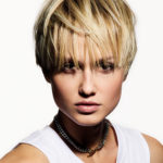 shampooexpert-kassie3-tab-femme-coupe-courte-couleur-blond-coiffage-lisse-balayage-lumière-500-frange