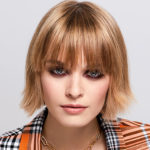 shampooexpert-linsey-1-femme-coupe-courte-couleur-blond-coiffage-lisse-balayage-multi-tons-500-frange