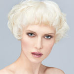 shampooexpert-yayoi4-femme-coupe-courte-couleur-blond-coiffage-boucle-balayage-blond-platine-500-frange